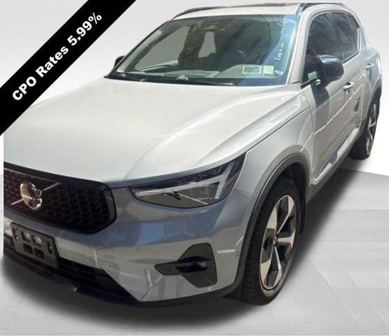 2024 Volvo XC40 B5 AWD Plus Dark Theme
