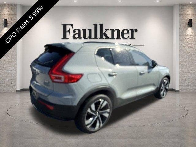 2024 Volvo XC40 B5 AWD Plus Dark Theme