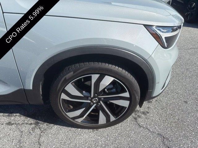 2024 Volvo XC40 B5 AWD Plus Dark Theme