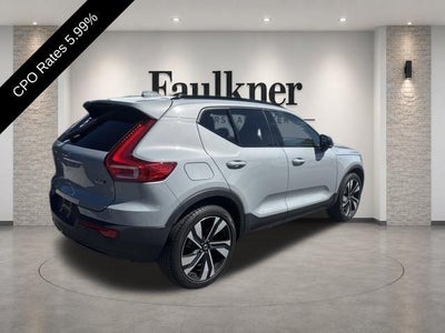 2024 Volvo XC40 B5 AWD Plus Dark Theme