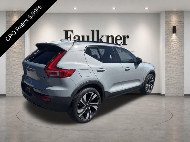 2024 Volvo XC40 B5 AWD Plus Dark Theme