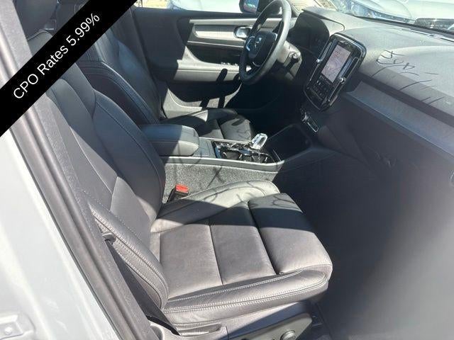 2024 Volvo XC40 B5 AWD Plus Dark Theme