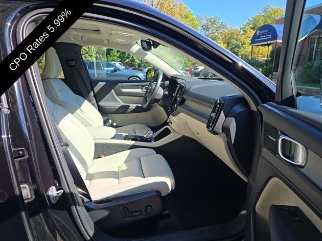 2025 Volvo XC40 B5 AWD Ultra Dark Theme