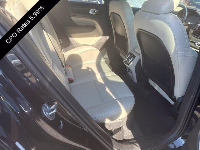2025 Volvo XC40 B5 AWD Ultra Dark Theme