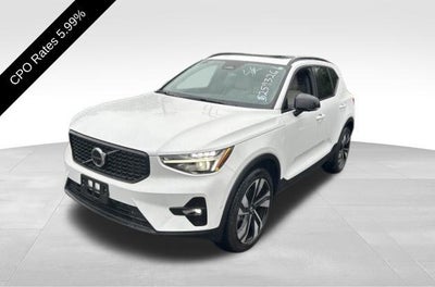 2025 Volvo XC40 B5 AWD Ultra Dark Theme