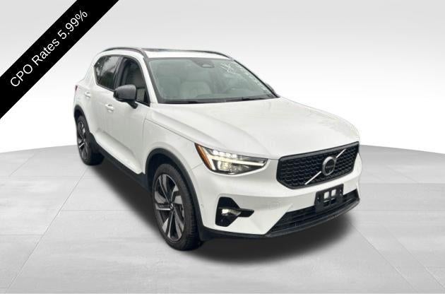 2025 Volvo XC40 B5 AWD Ultra Dark Theme