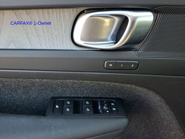 2023 Volvo XC40 B5 AWD Plus Dark Theme