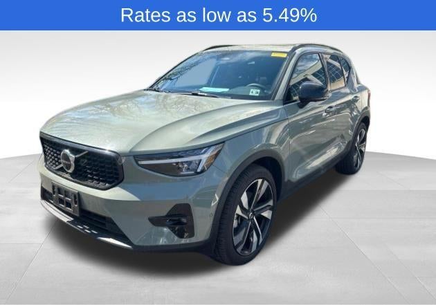 2023 Volvo XC40 B5 AWD Plus Dark Theme