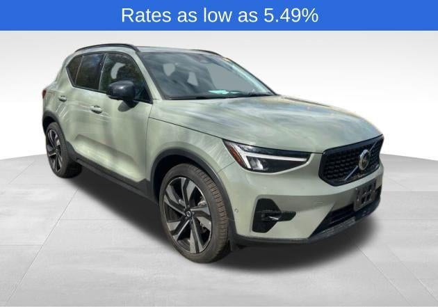 2023 Volvo XC40 B5 AWD Plus Dark Theme