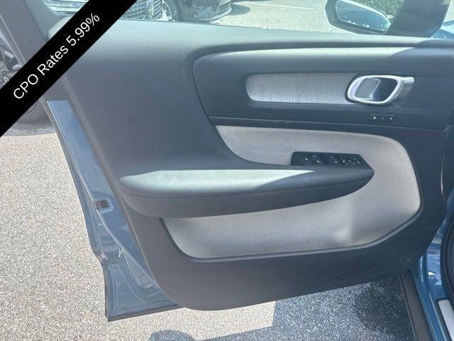2023 Volvo XC40 B5 AWD Plus Dark Theme