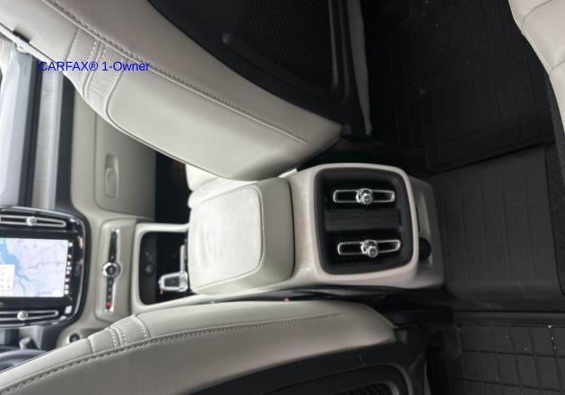 2023 Volvo XC40 B5 AWD Plus Dark Theme