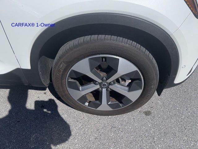 2023 Volvo XC40 B5 AWD Plus Dark Theme