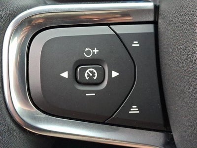 2023 Volvo XC40 B5 AWD Plus Dark Theme