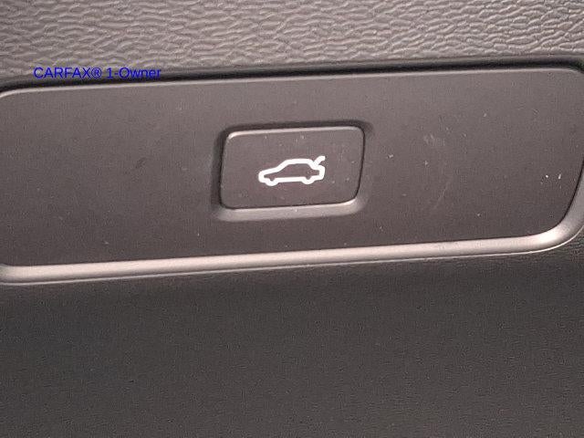 2023 Volvo XC40 B5 AWD Plus Dark Theme
