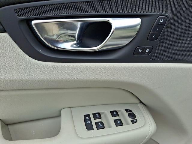 2025 Volvo XC60 B5 AWD Plus