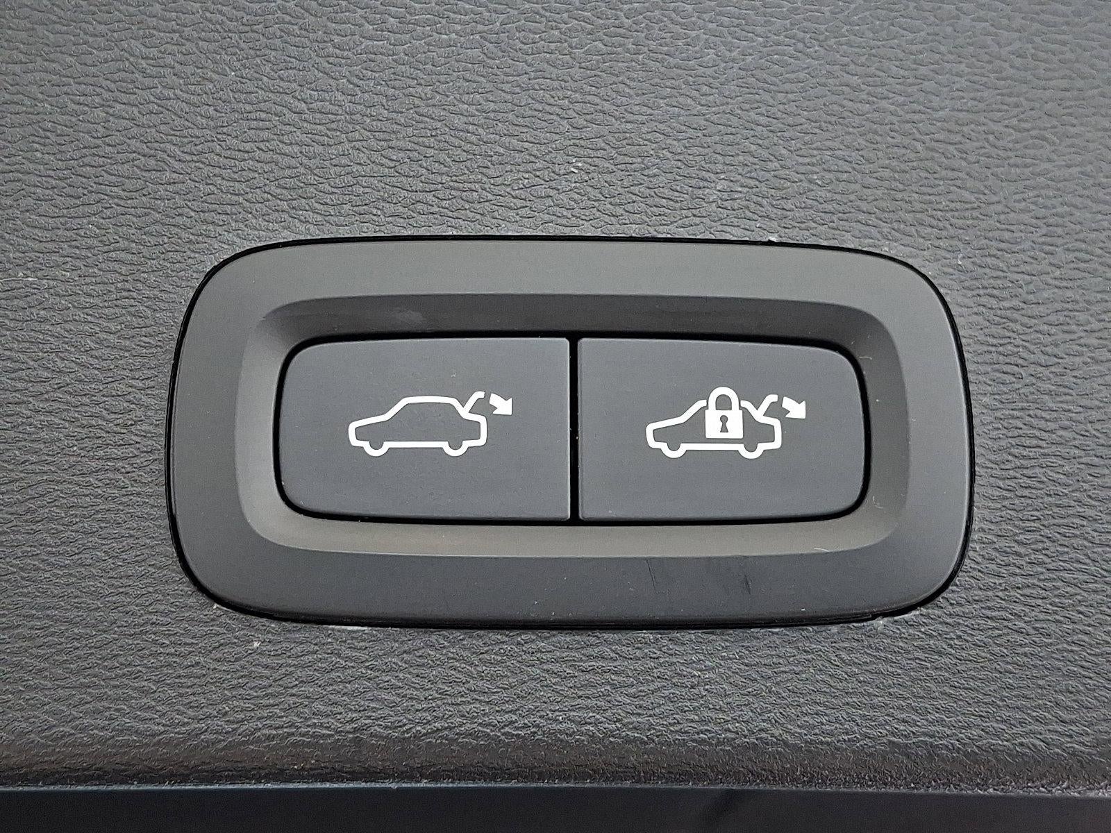 2024 Volvo XC40 B5 AWD Plus Dark Theme