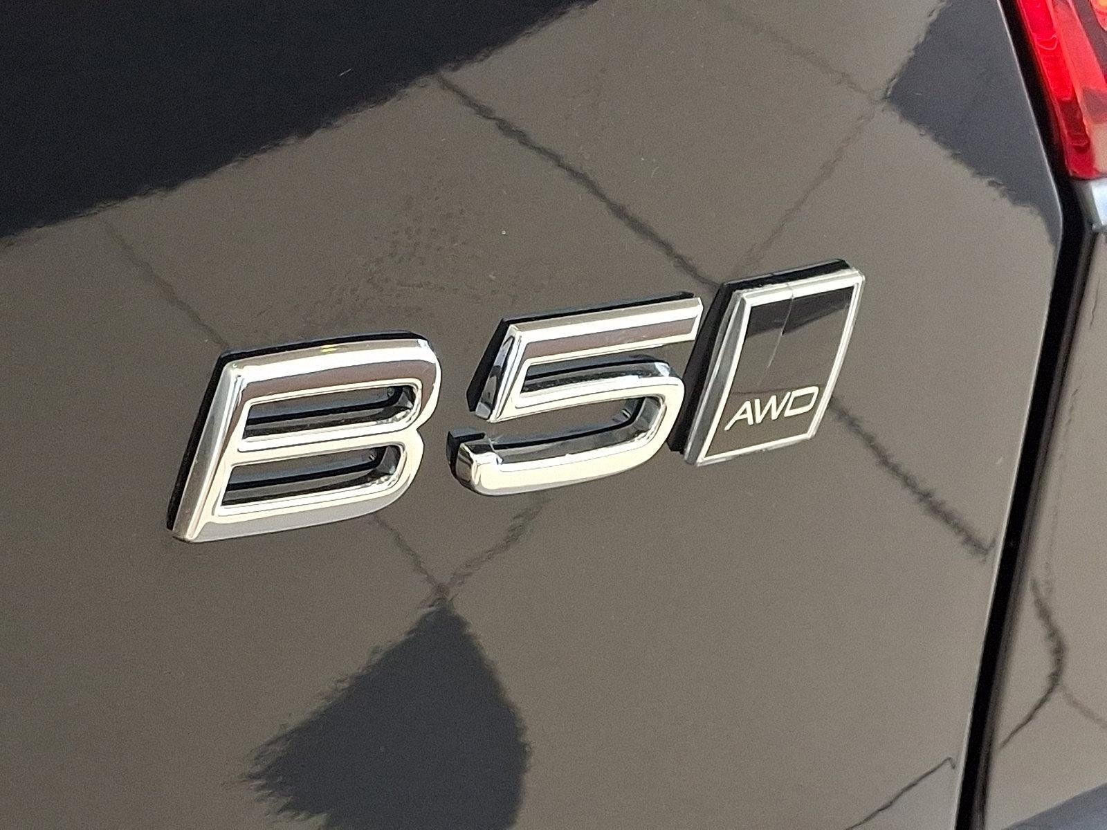 2024 Volvo XC40 B5 AWD Plus Dark Theme