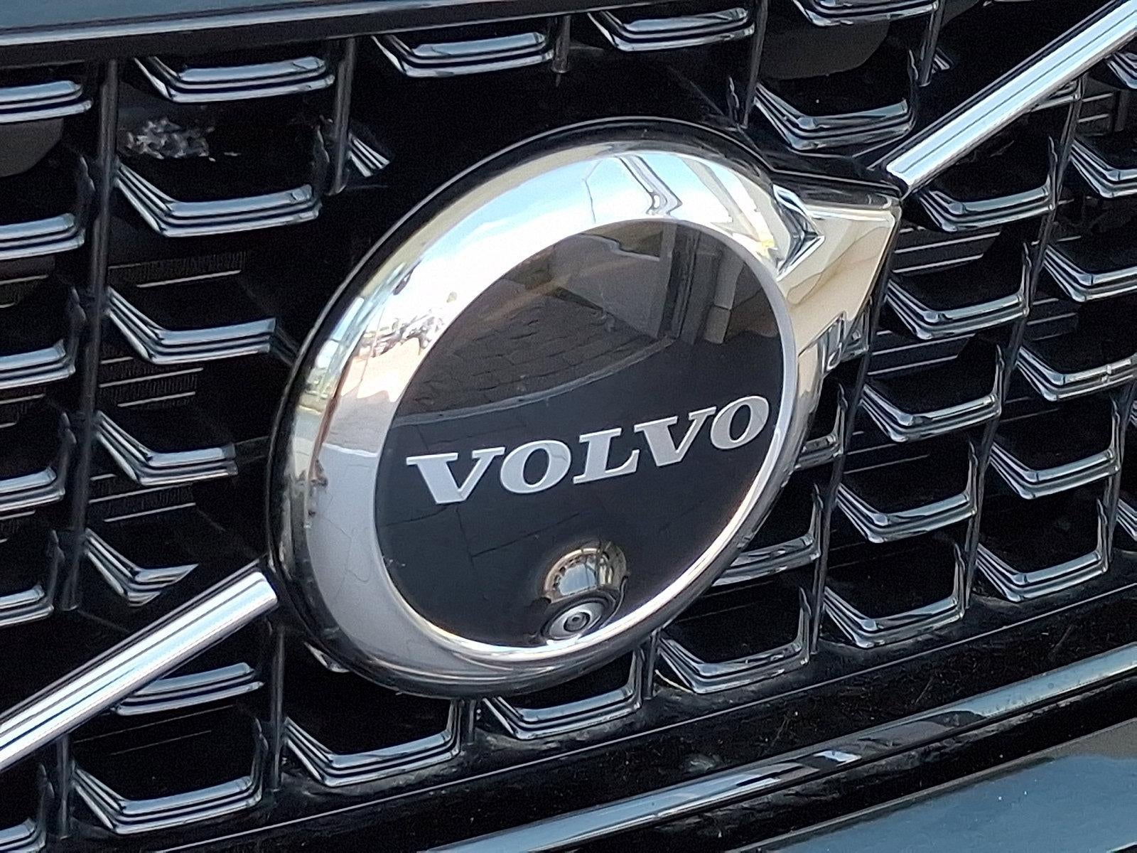 2024 Volvo XC40 B5 AWD Plus Dark Theme