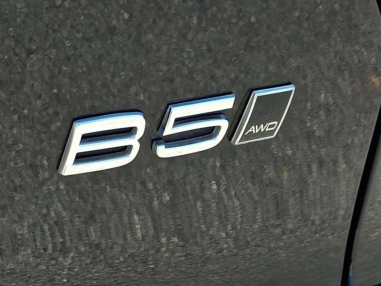 2024 Volvo XC40 B5 AWD Plus Dark Theme