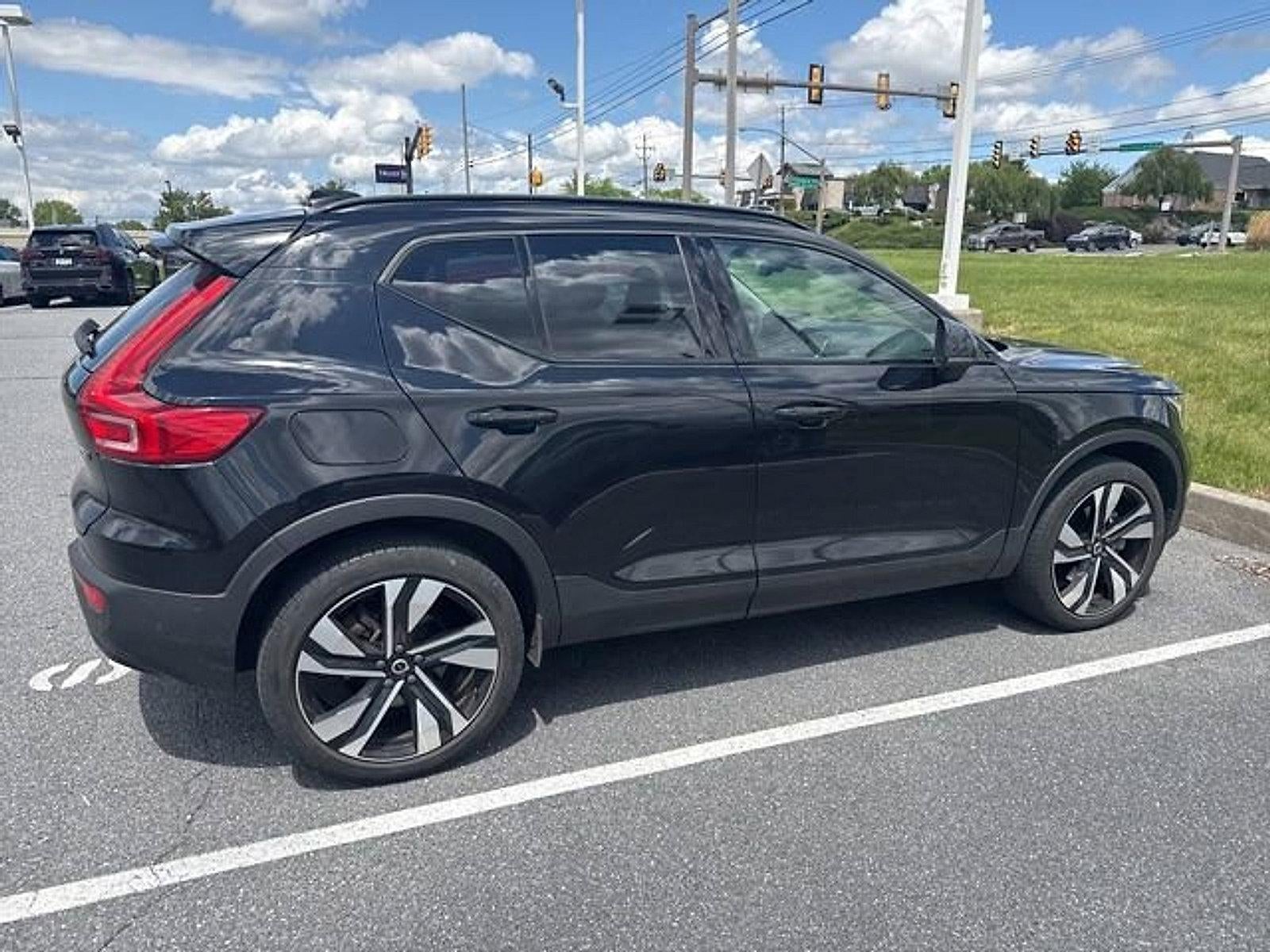 2024 Volvo XC40 B5 AWD Plus Dark Theme