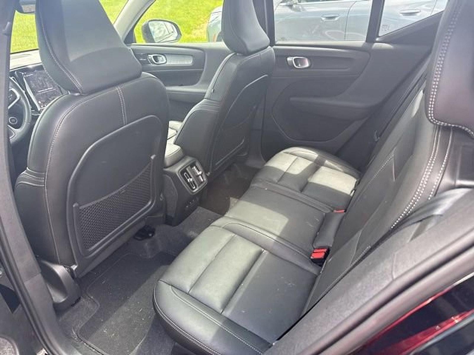 2024 Volvo XC40 B5 AWD Plus Dark Theme