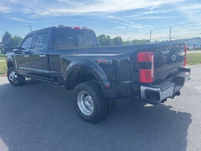 2023 Ford Super Duty F-350 DRW LARIAT 4WD Crew Cab 8' Box