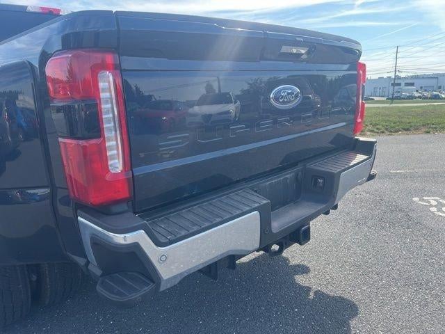 2023 Ford Super Duty F-350 DRW LARIAT 4WD Crew Cab 8' Box