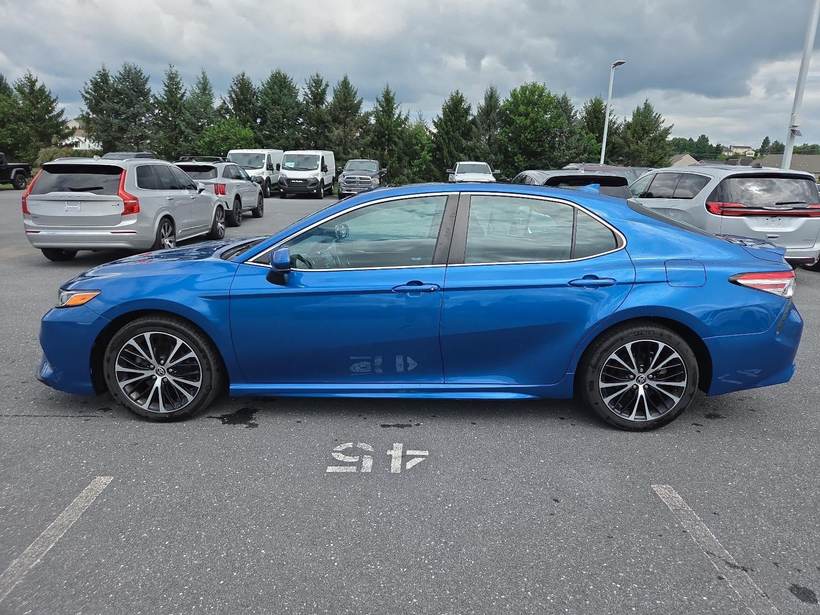 2020 Toyota Camry SE Auto (SE)