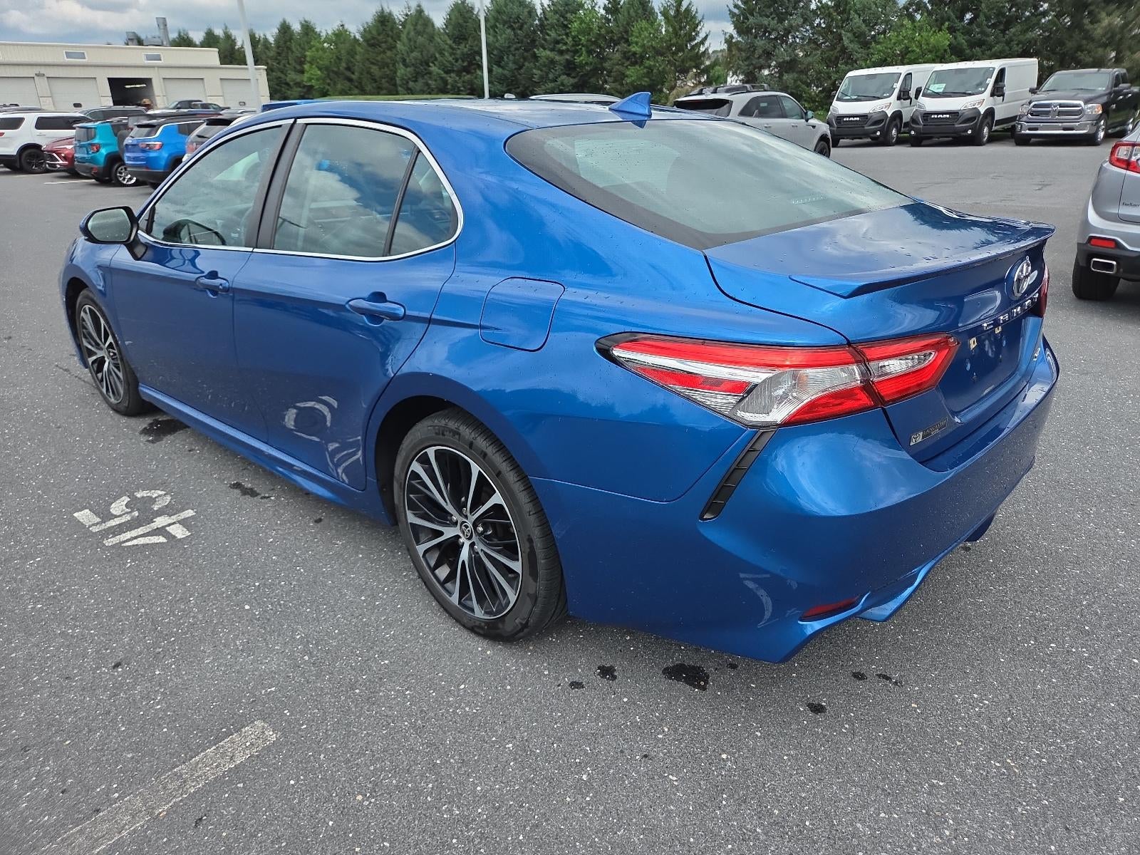 2020 Toyota Camry SE Auto (SE)
