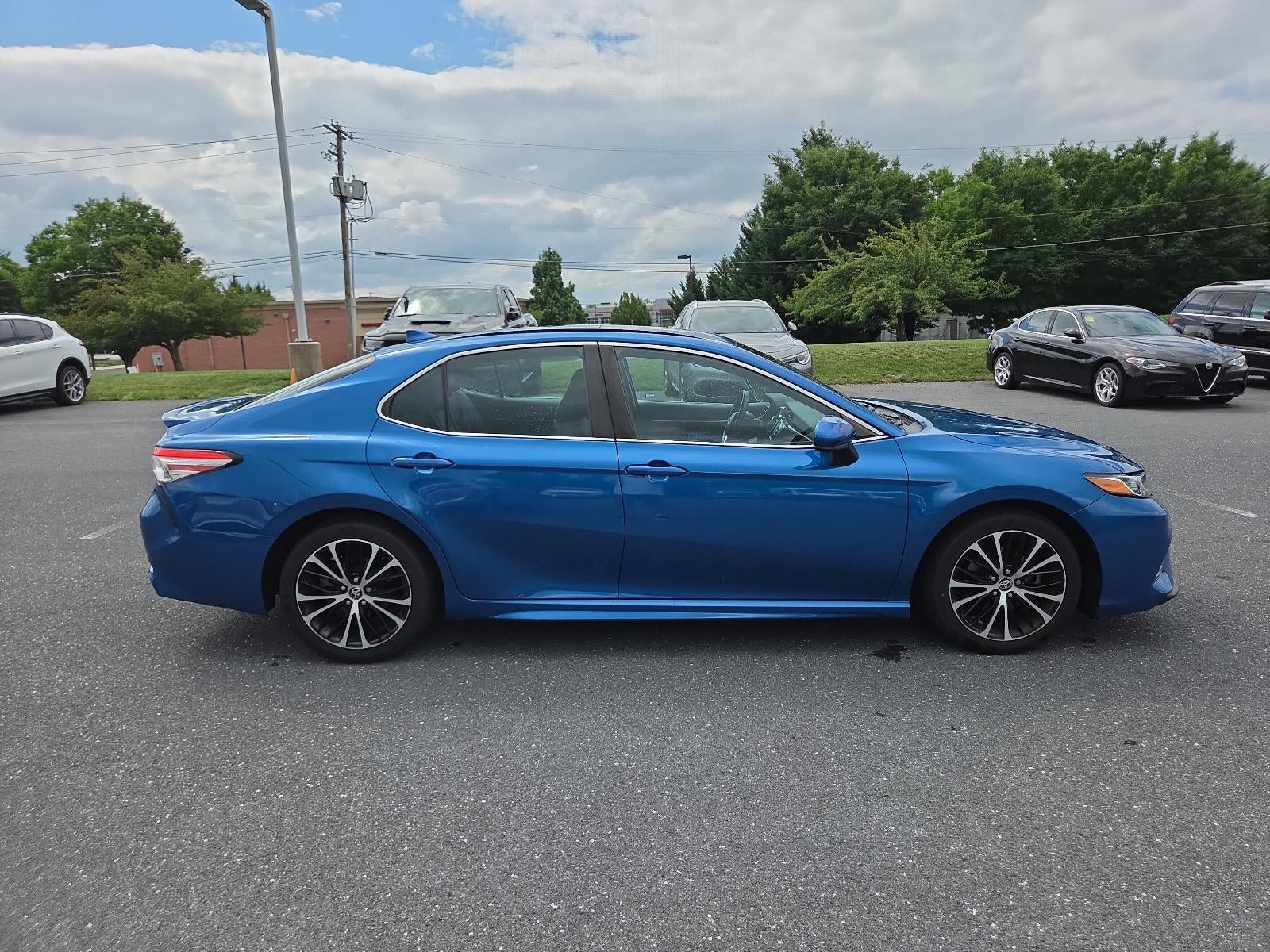 2020 Toyota Camry SE Auto (SE)