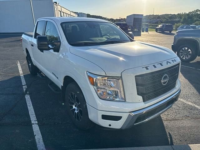 2024 Nissan TITAN Crew Cab SV 4x4