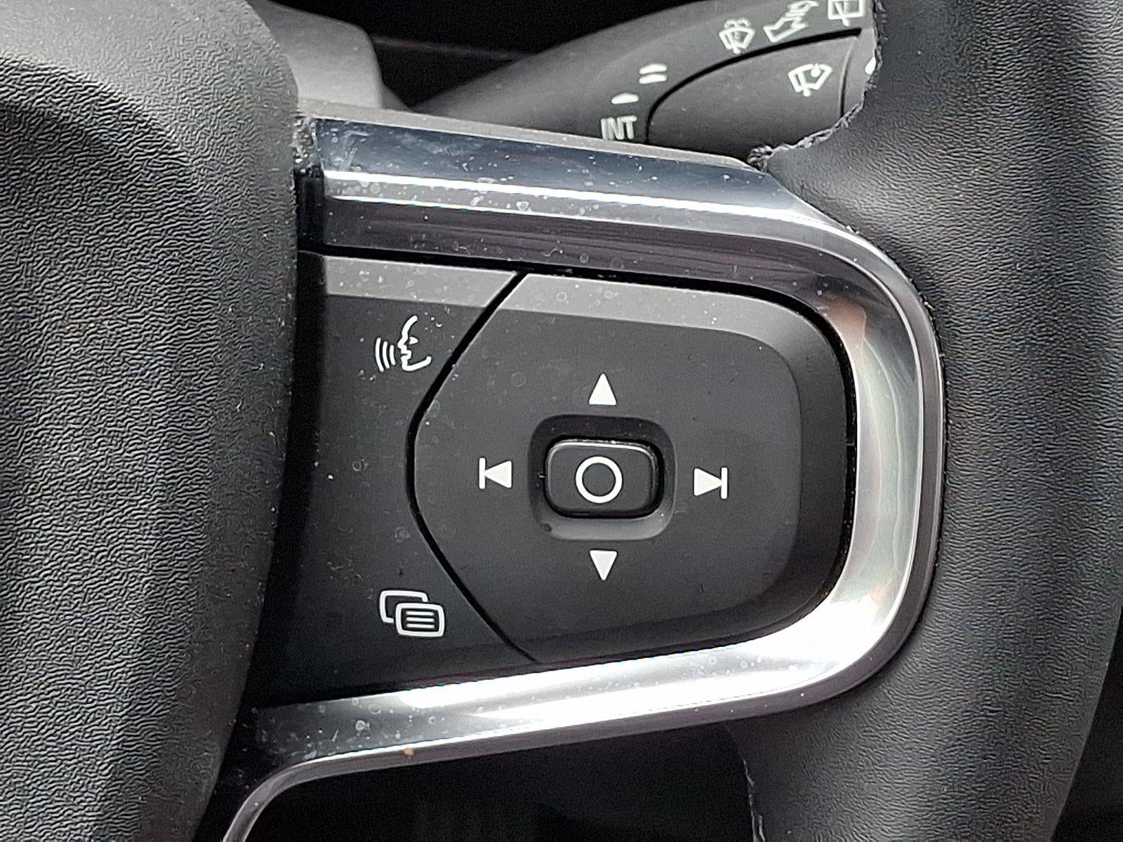 2025 Volvo XC40 B5 AWD Core Bright Theme