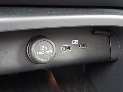 2025 Volvo XC40 B5 AWD Core Bright Theme