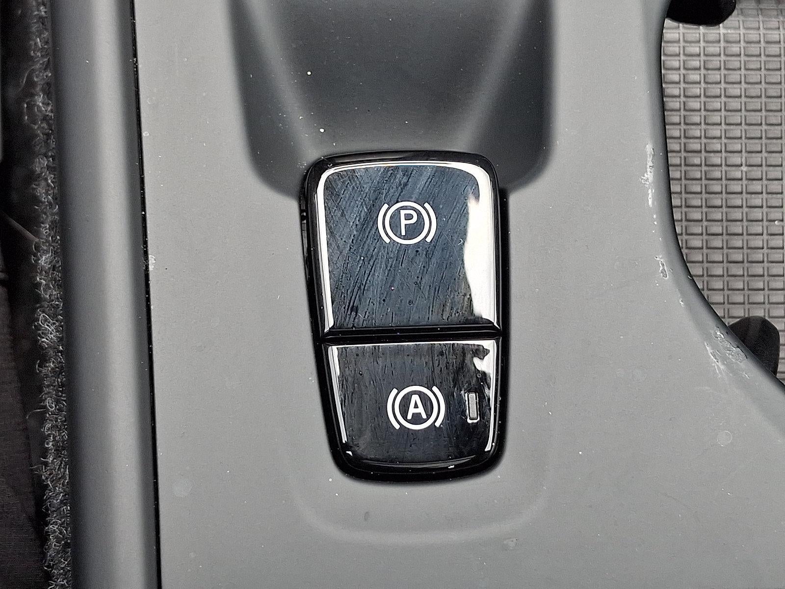 2025 Volvo XC40 B5 AWD Core Bright Theme