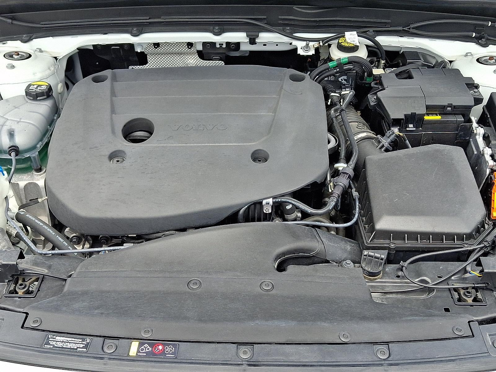 2025 Volvo XC40 B5 AWD Core Bright Theme