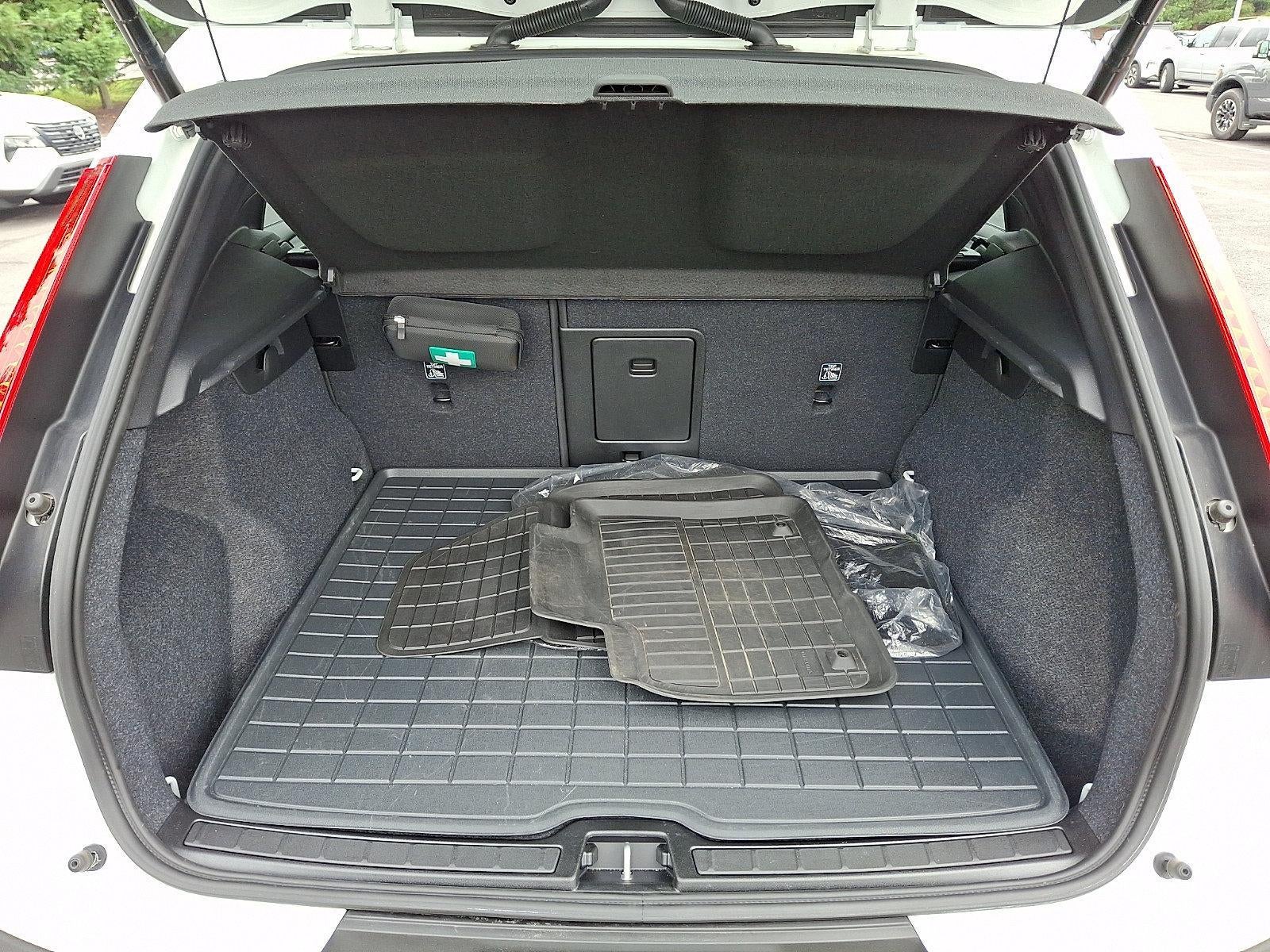 2025 Volvo XC40 B5 AWD Core Bright Theme