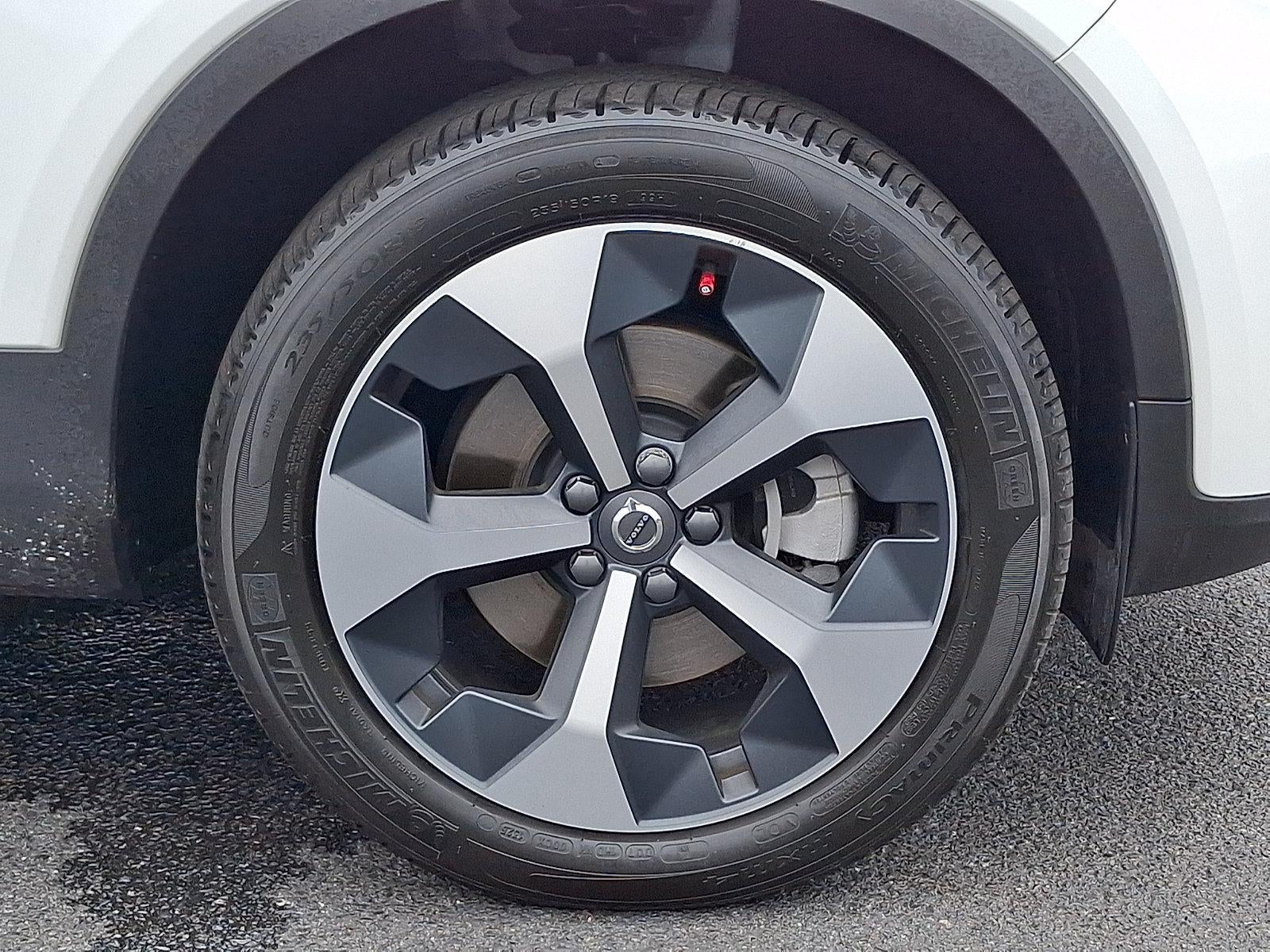 2025 Volvo XC40 B5 AWD Core Bright Theme